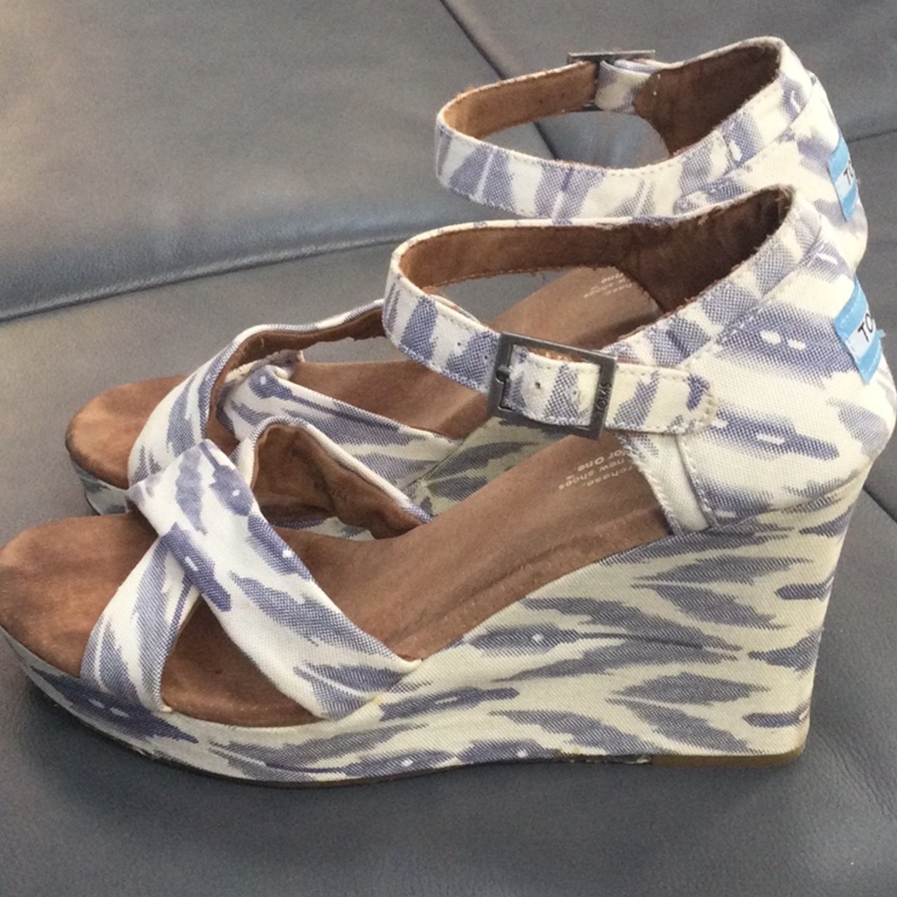 Toms woman’s size 9 wedges